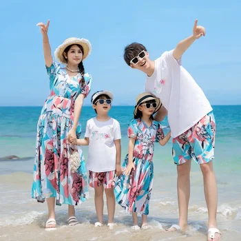 Летняя одежда для семьи, пляжные платья с цветочным рисунком для мамы и дочки, Хлопчатобумажная футболка и шорты для папы и сына, одежда для пары, отдых на море