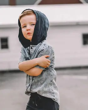 Новая модная детская рубашка для мальчиков С коротким рукавом, капюшоном и застежкой на пуговицы, Летние топы с карманами на каждый день От 6 месяцев до 5 лет
